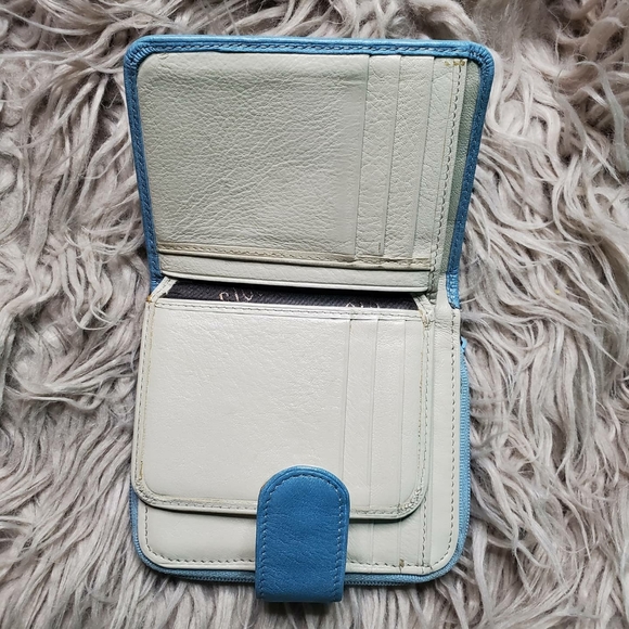 ROOTS genuine leather baby blue wallet - Picture 2 of 5